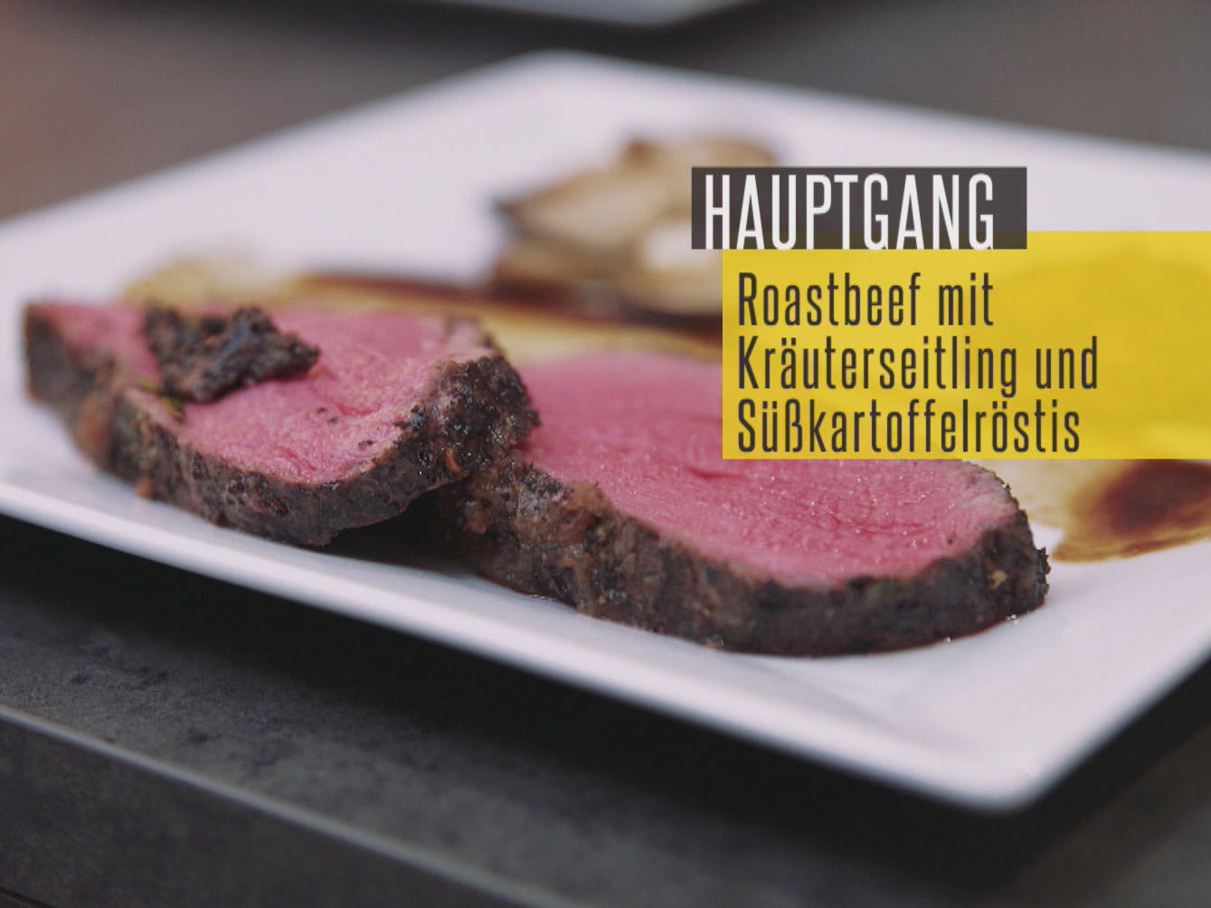 Roastbeef mit Steinpilz-Soße, dazu Kräuterseitlinge und Süßkartoffelrösti