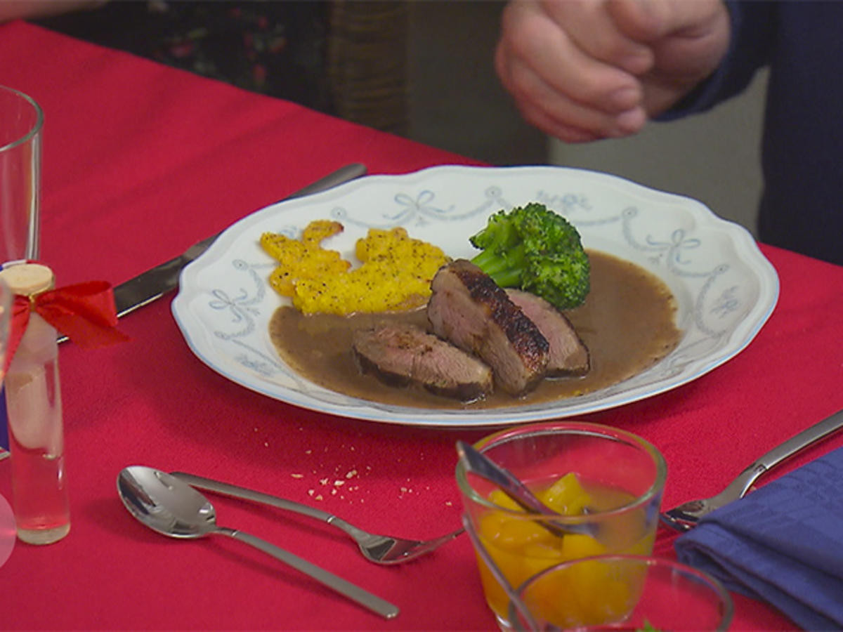 Gebratene Entenbrust mit Polenta und Brokkoli, dazu Rote-Beete-Püree und Lavendelpfirsich