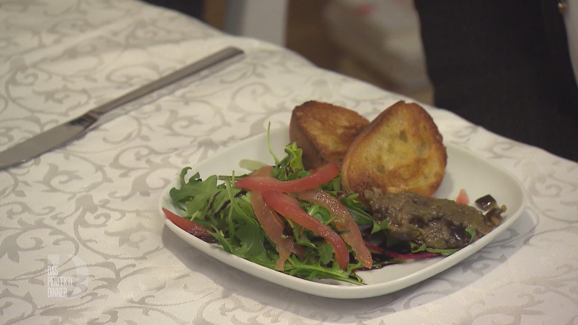 "Balkan Beats" - Salatmix mit Birne-Walnuss-Balsamico und Ciabatta mit Auberginen-Kaviar