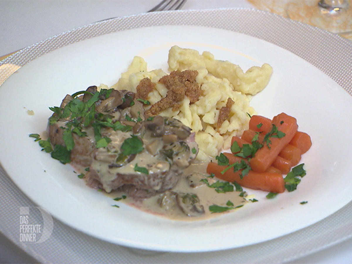 Kalbsmedaillons in einer Rahmsauce mit Pilzen, dazu Spätzle und glasierte Möhrchen
