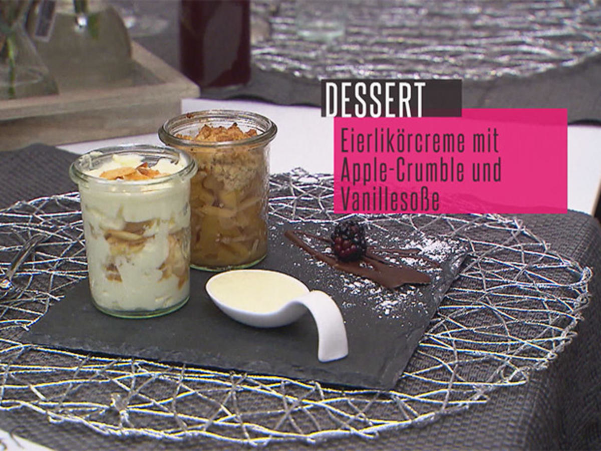 Geschichtete Eierlikörcreme mit Apple-Crumble und einer selbstgemachten Vanillesauce