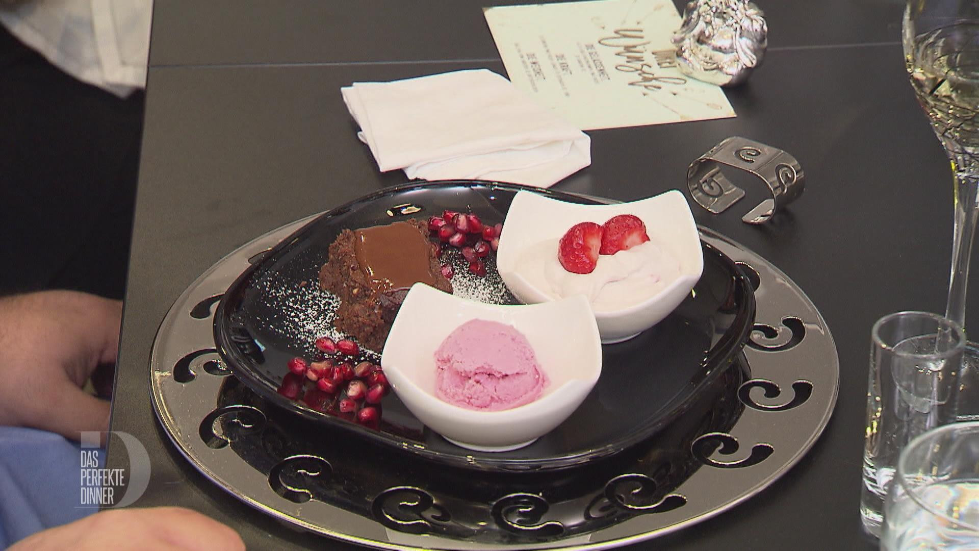 Granatapfeleis mit Baisersahne und Erdbeeren dazu Brownie mit heißer Schokoladensoße