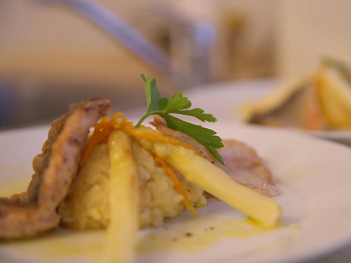 Zweierlei vom Fisch mit Safran Risotto und Orangenspargel