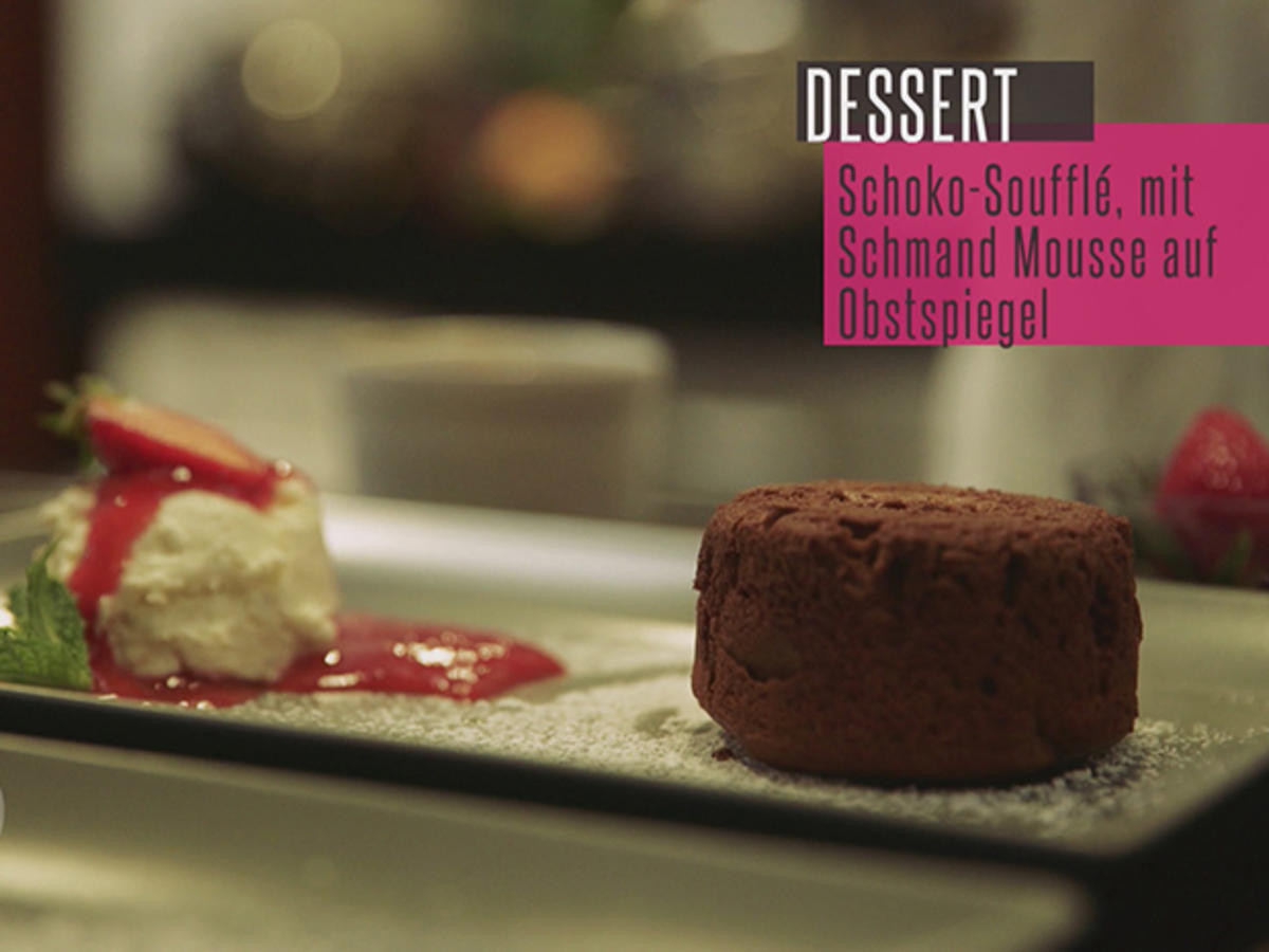Schmand-Mousse auf Erdbeerspiegel und Schokosoufflé