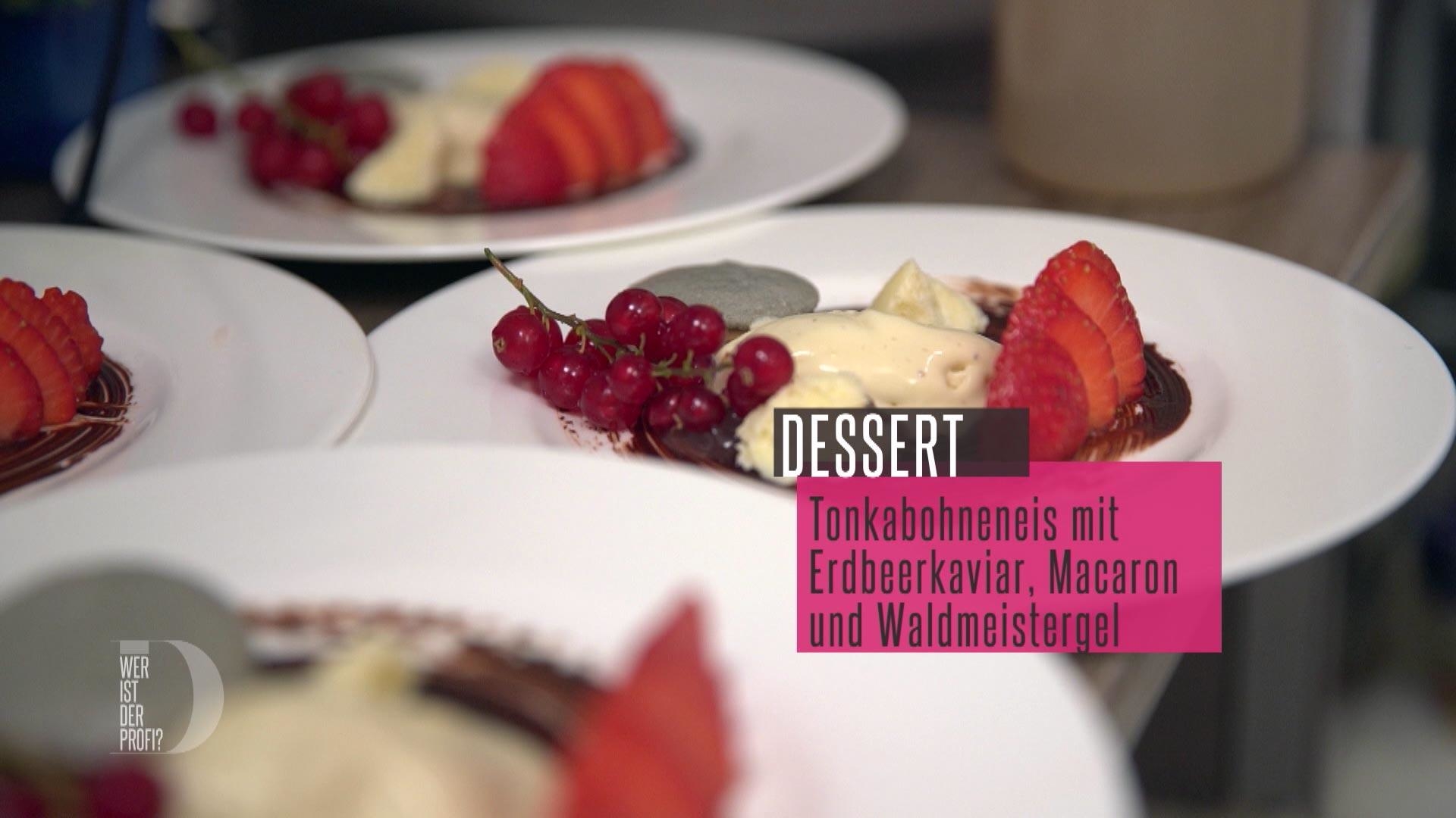 Tonkabohneneis mit Erdbeerkaviar und Kaffee-Macaron an Waldmeistergel