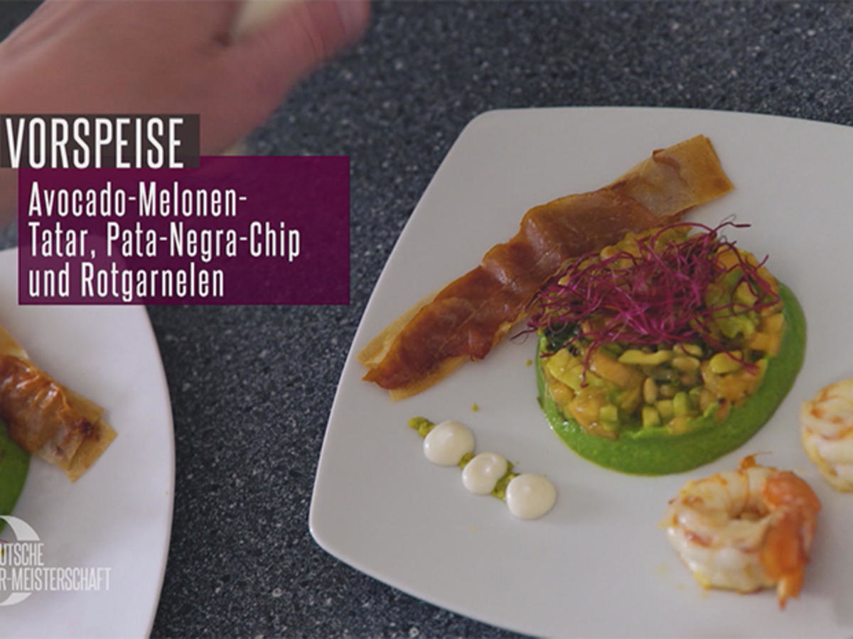 Avocado-Melonen-Tatar, Rotgarnele, Pata-Negra-Chips, Erbsenminzcreme, Aioli, Erbsengel