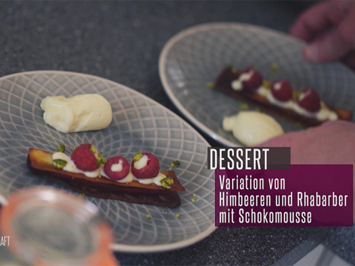 Hippen mit Himbeergelee, weißer Mousse, gefrorener Rhabarbercreme und Rhabarbergel