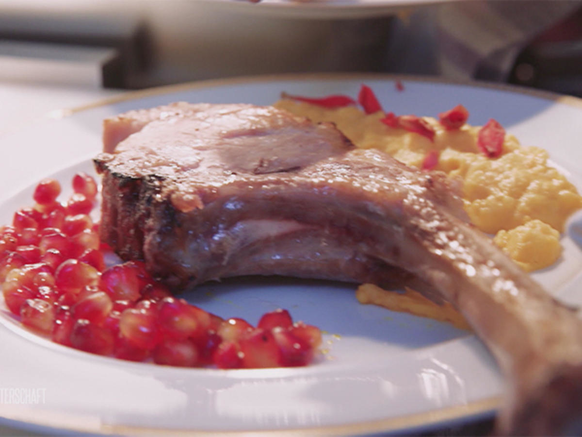 Dry aged Tomahawk (vom Schwein) mit Süßkartoffel und Granatapfel
