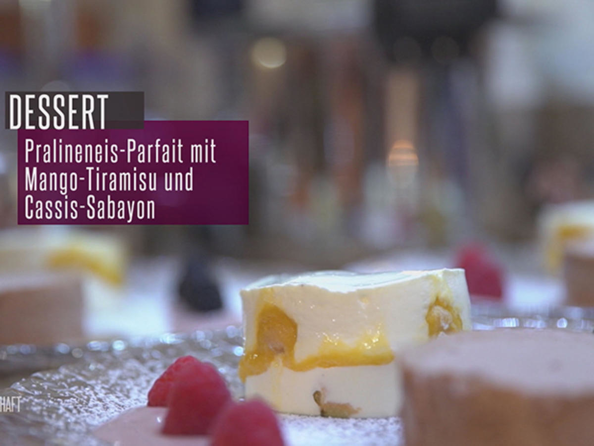 Pralinenhalbgefrorenes an Mango-Tiramisu mit Cassis-Sabayon