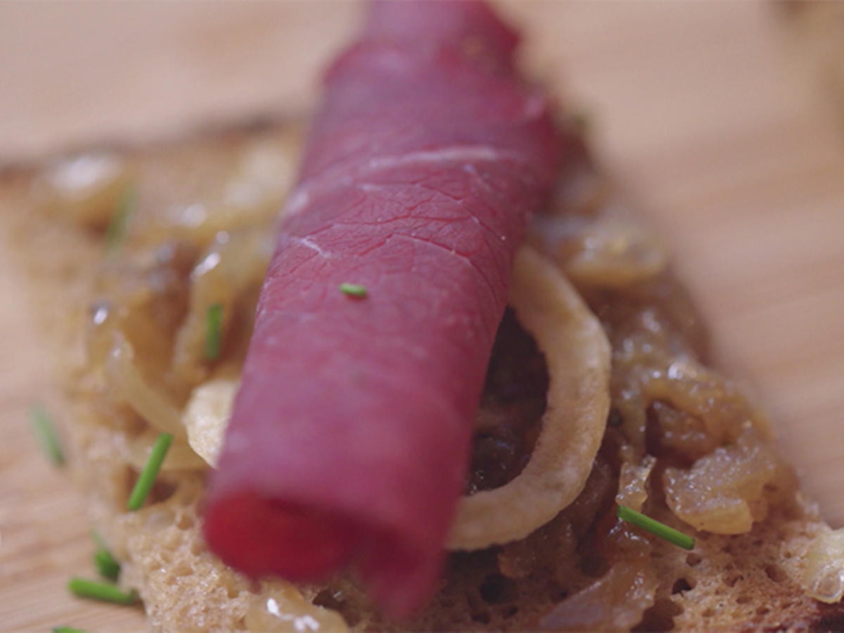 Geflammtes Holzofenroggenbrot mit Zwiebelmarmelade & Zwetschgenbamees