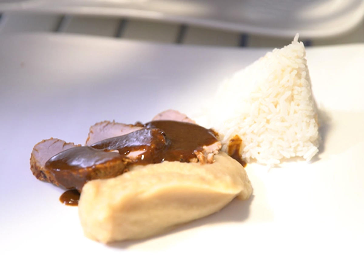 Adobo mit Bohnenpüree, Reis und karamellisierten Süsskartoffeln