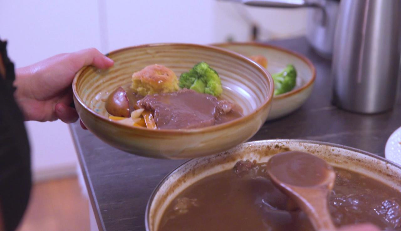 Zwiebelrostbraten mit Erdäpfelbuchteln und Herbstgemüse