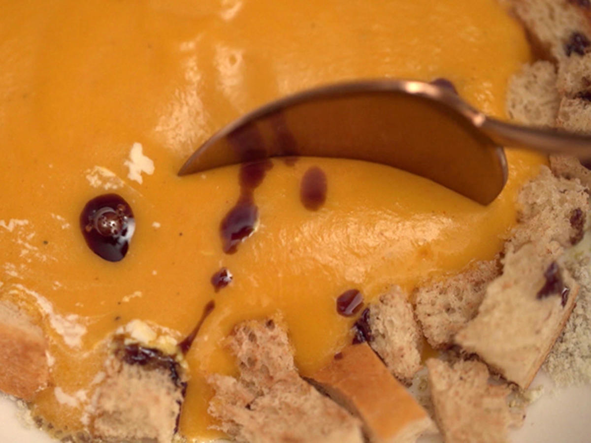 Kürbis-Orangen-Ingwer-Suppe mit Zimtcroûtons