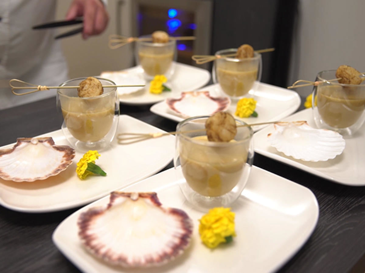 Cappuccino von Curry und Zitronengras mit Jakobsmuscheln