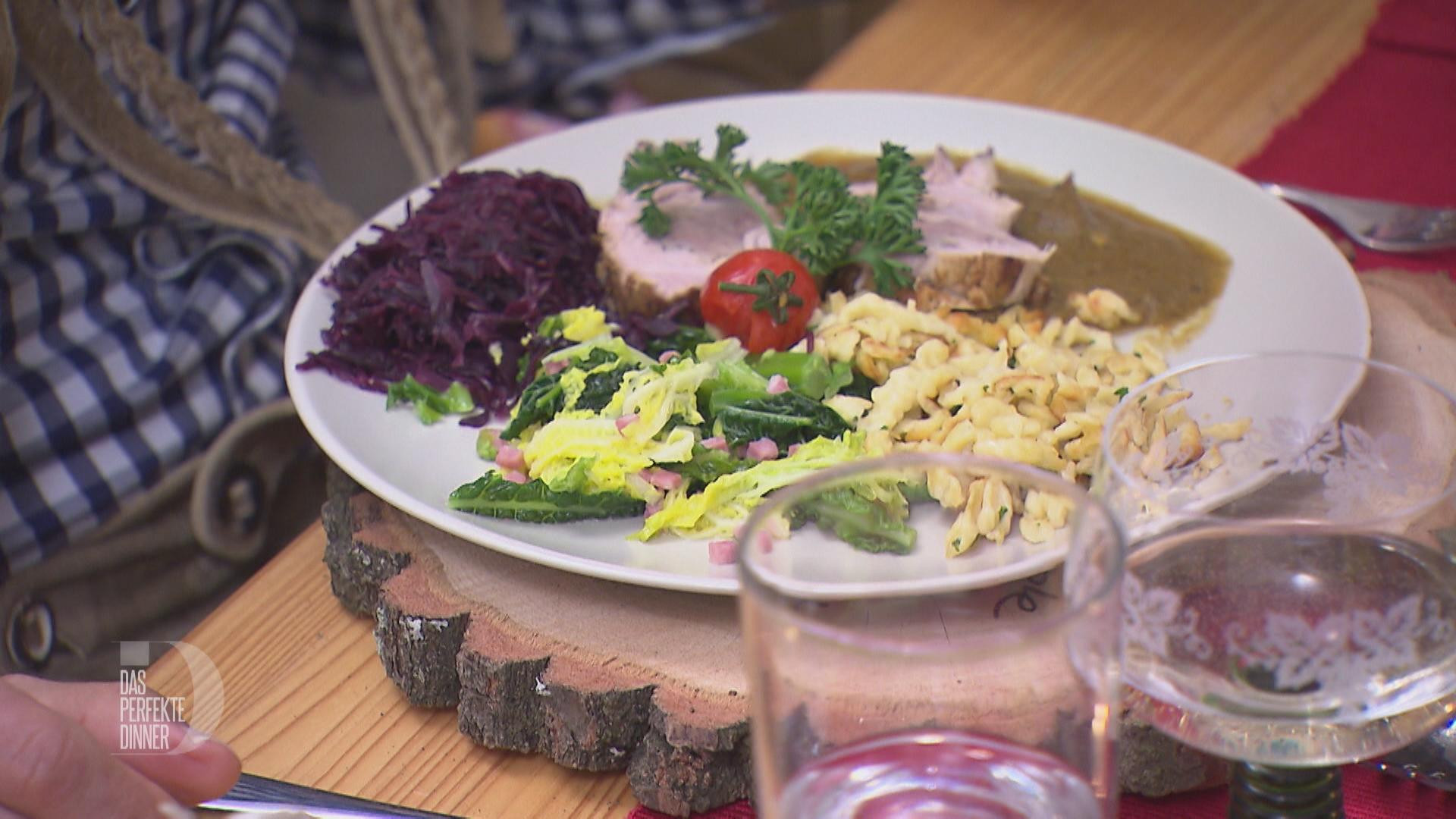 Frische Lendchen gefüllt mit Bratwurstbrät, dazu Petersilienspätzle und Gemüse