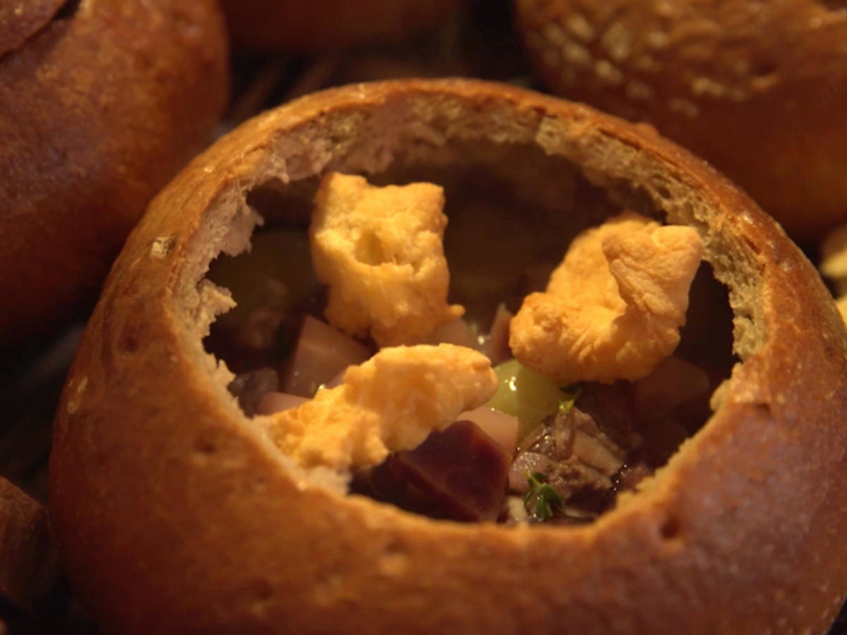 Lombardische Suppe in gebackenem Brot