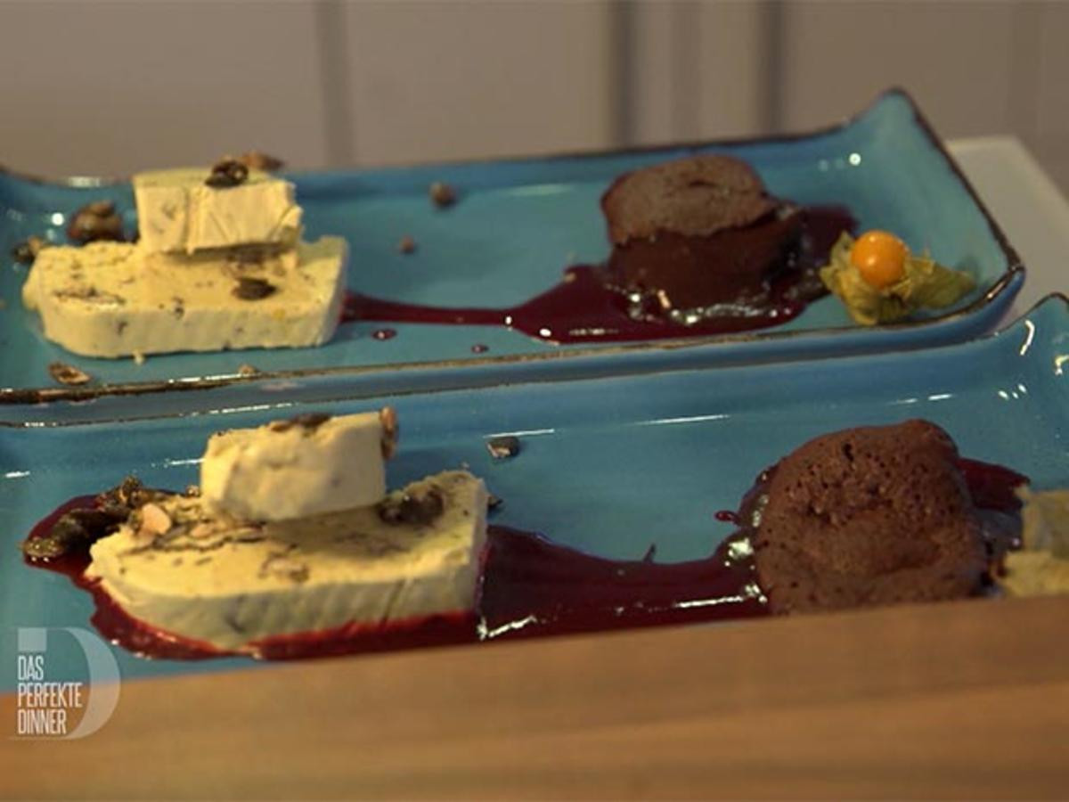Kürbiskernöl-Parfait mit warmem Schokoküchlein auf Himbeerspiegel