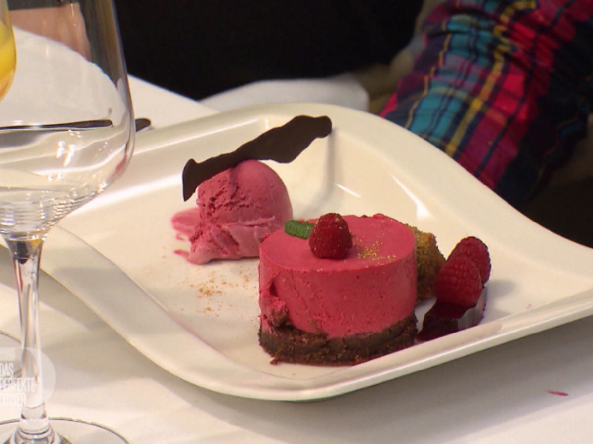 Himbeertörtchen, Himbeereis und Schokokugel