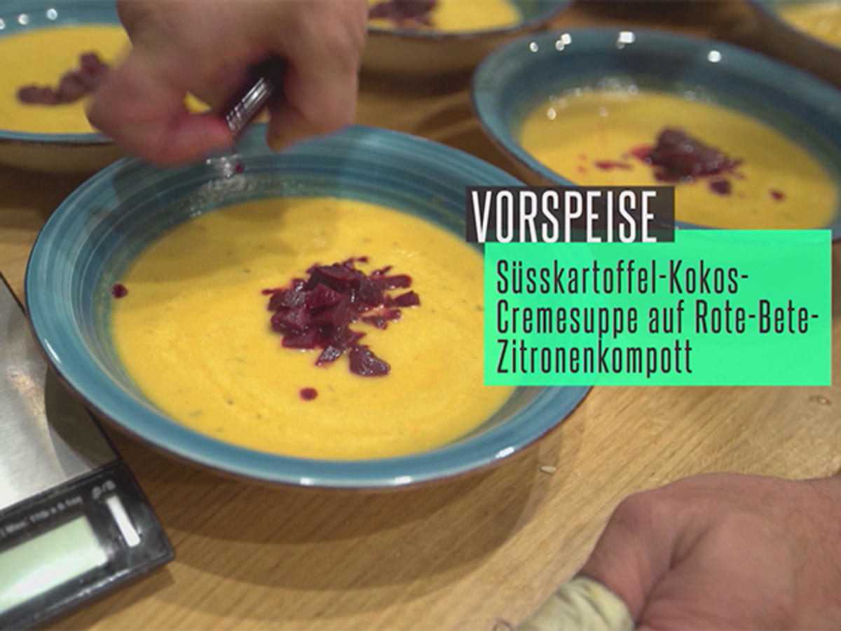Süßkartoffel-Kokos Creme Suppe auf rote Bete Zitronen Kompott, Kräuterfladenbrot
