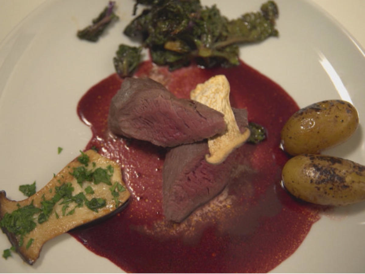 Sous-Vide Lammlachse an einer Rotweinreduktion, mit getrüffelten Drillingen,
