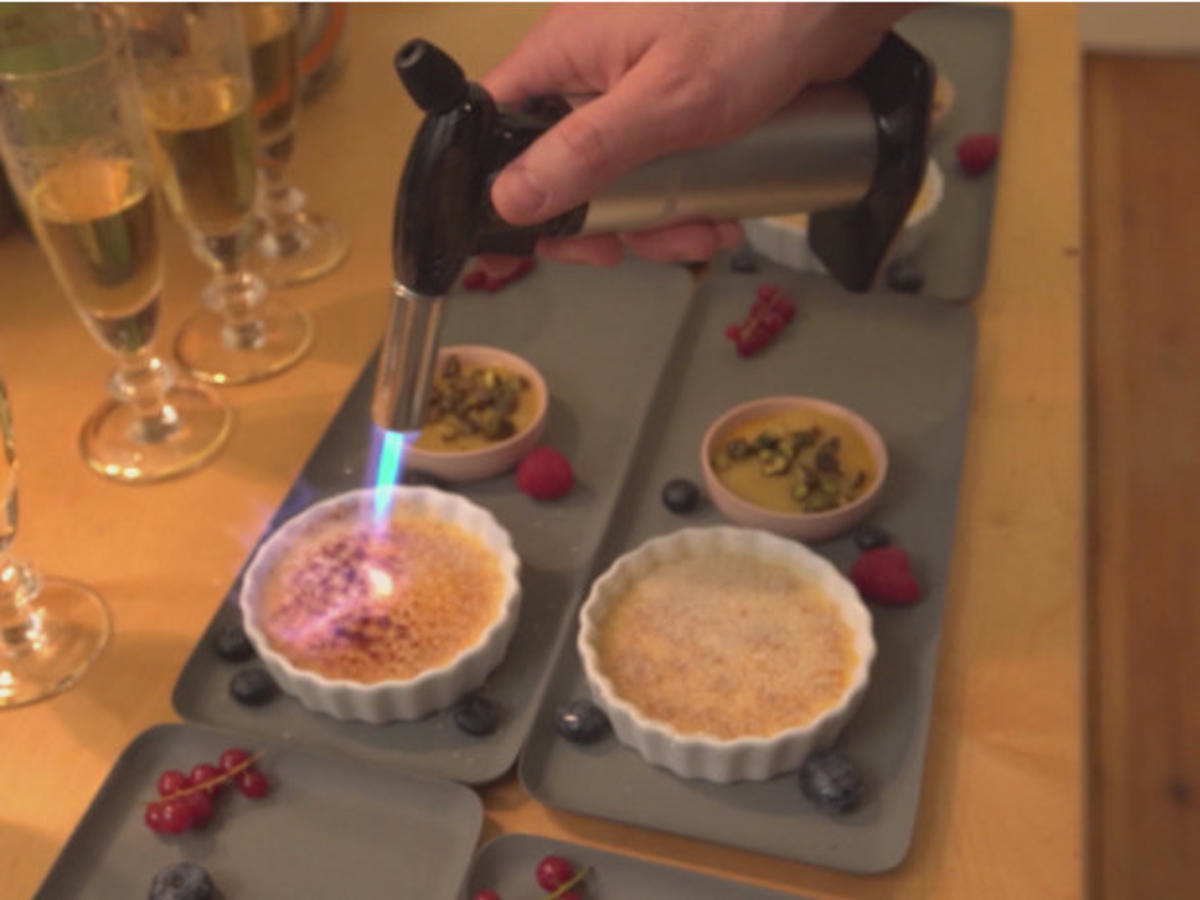 Crème brûlée mit Tonkabohne und Mangopüree mit Gin