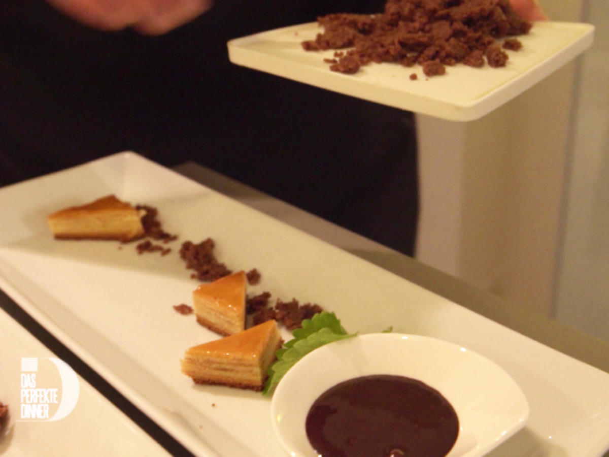 Tannenhonig-Parfait mit Kumquatragout, Schokostreuseln, Baumkuchenspitzen und Schokosauce