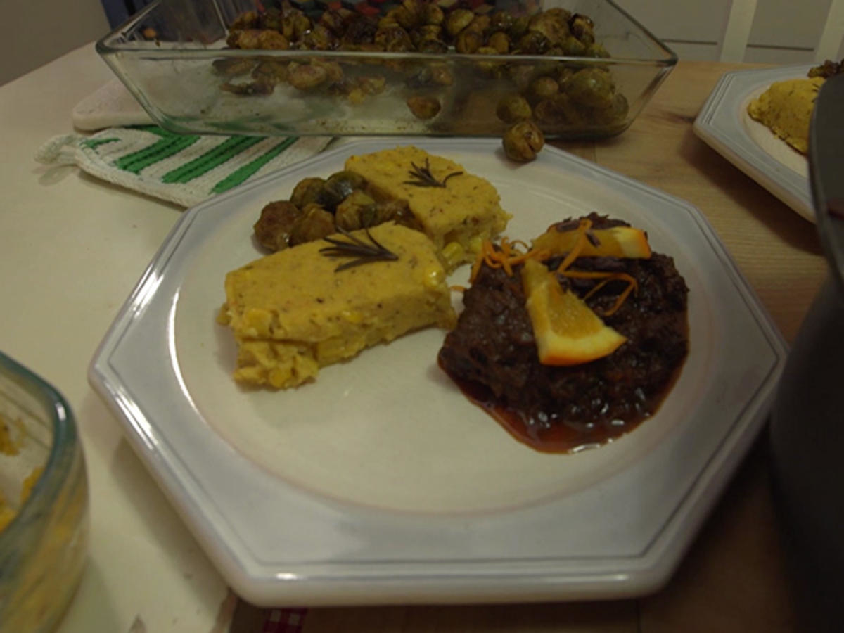 Wildschweingulasch Schoko-Orange mit körniger Polenta und Ofen-Rosenkohl