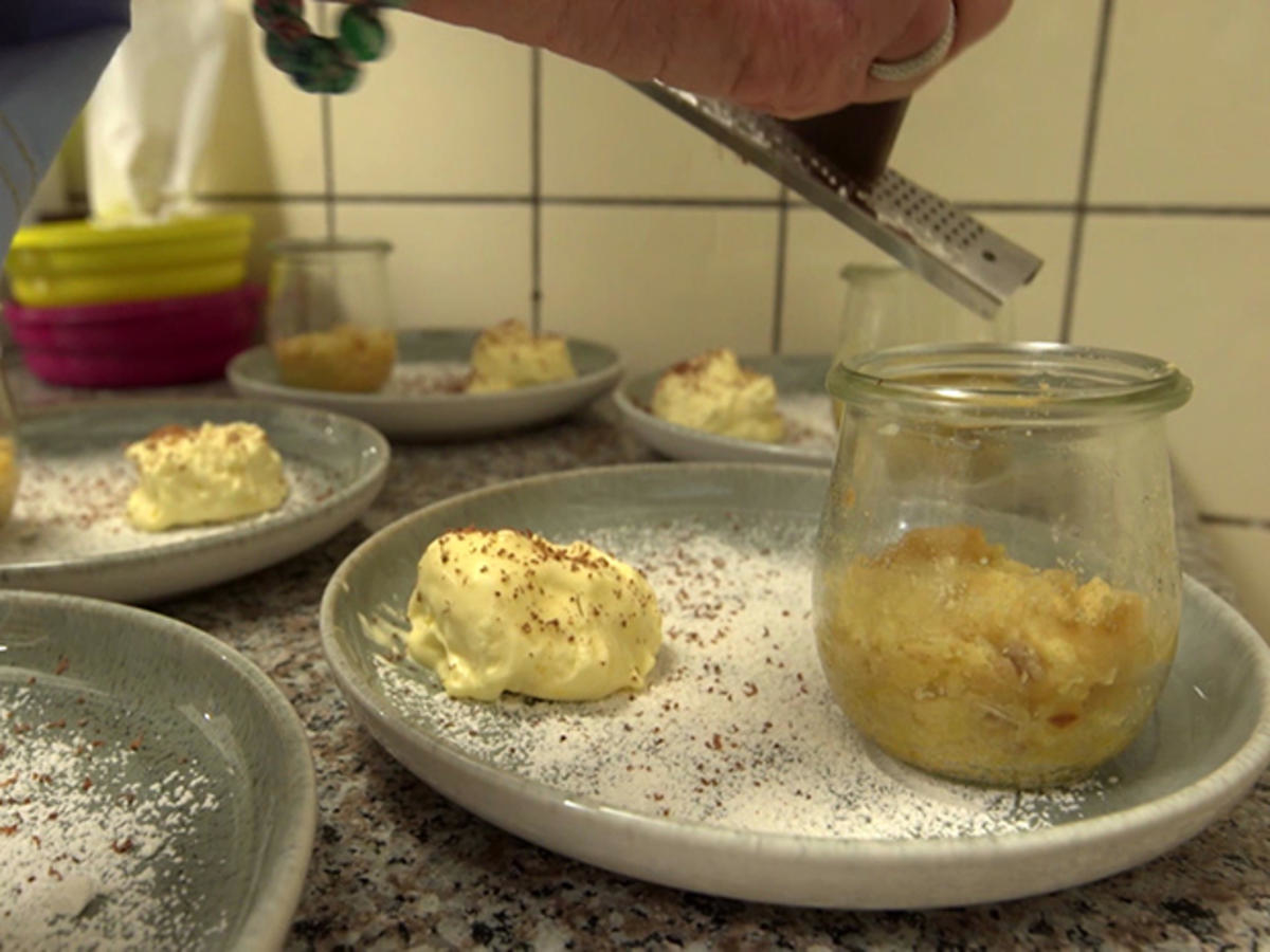 Warmer Apfelstreusel mit Topfenrahmeis