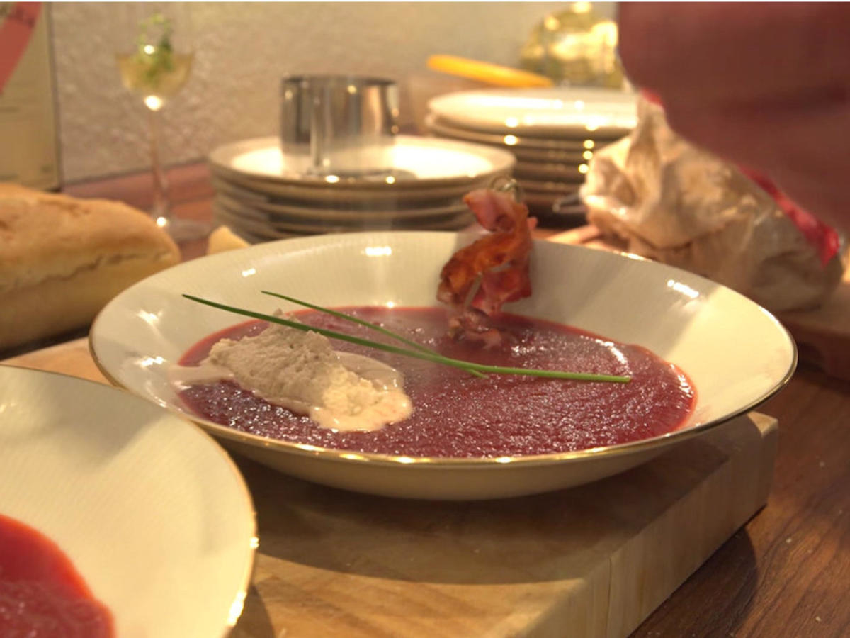 Rote Rübensuppe mit Zimtsahne, frische Baguettescheiben