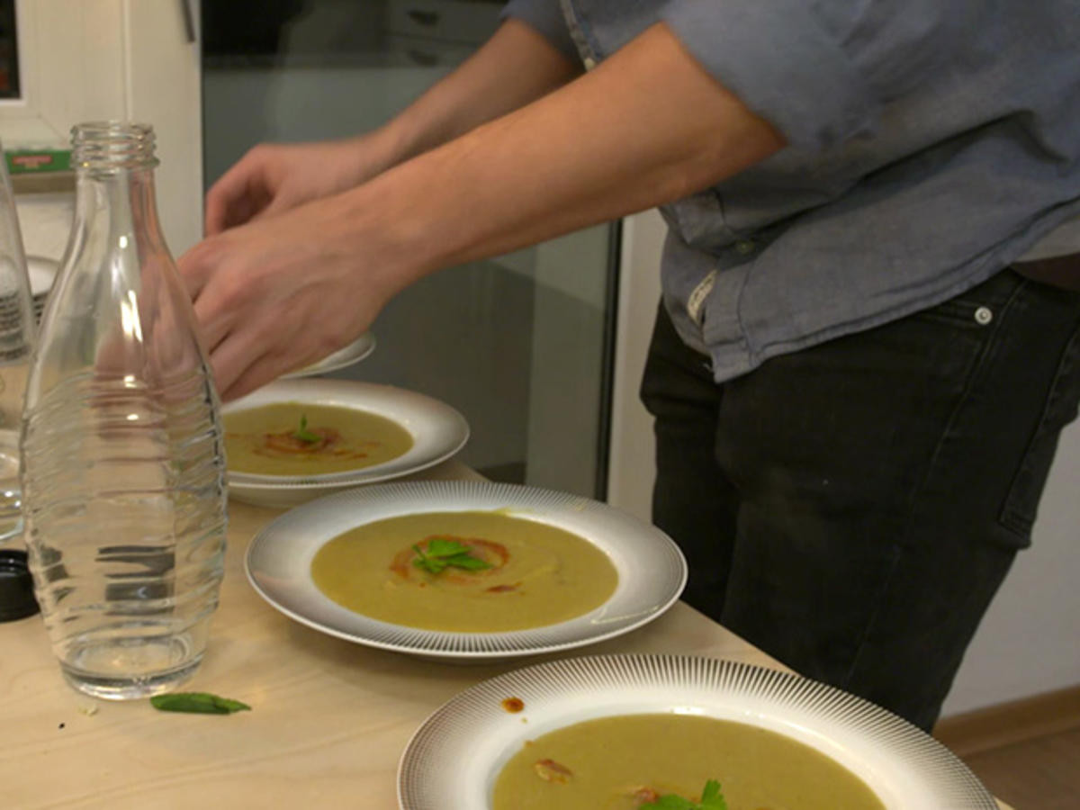 Rote-Linsen-Suppe (Mercimek) mit selbstgemachtem Fladenbrot