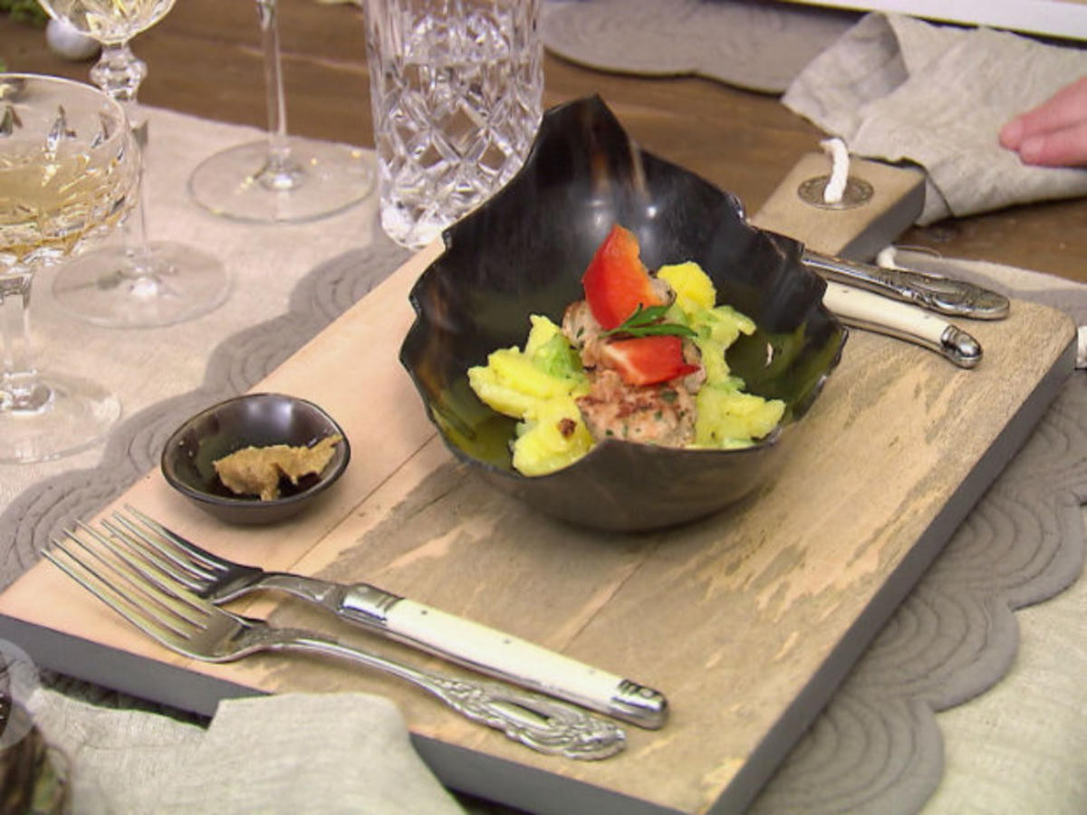 Kalbsfleischpflanzerl mit Kartoffelsalat und Honigsenf
