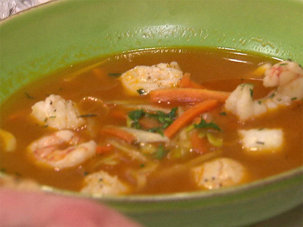 Fischsuppe mit selbstgemachtem Tomatenbrot und Kräuterbutter