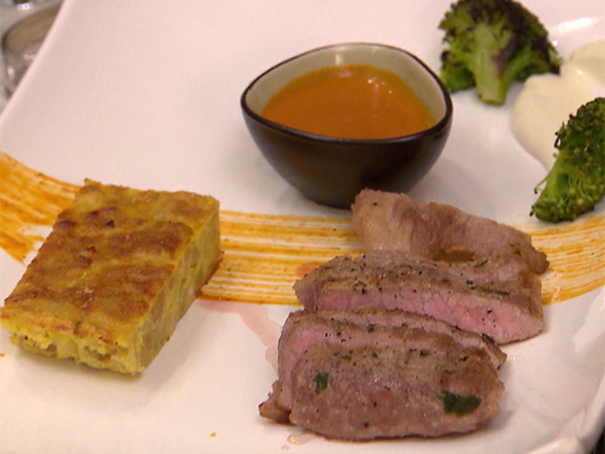 Iberico Secreto mit Tortilla de Patatas, gegrilltem Broccoli und Mandelmayonnaise