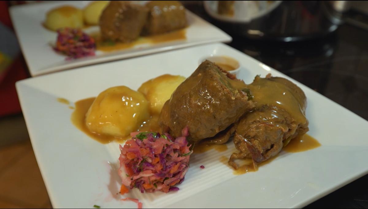 Rinderrouladen mit Kartoffelklößen und Krautsalat