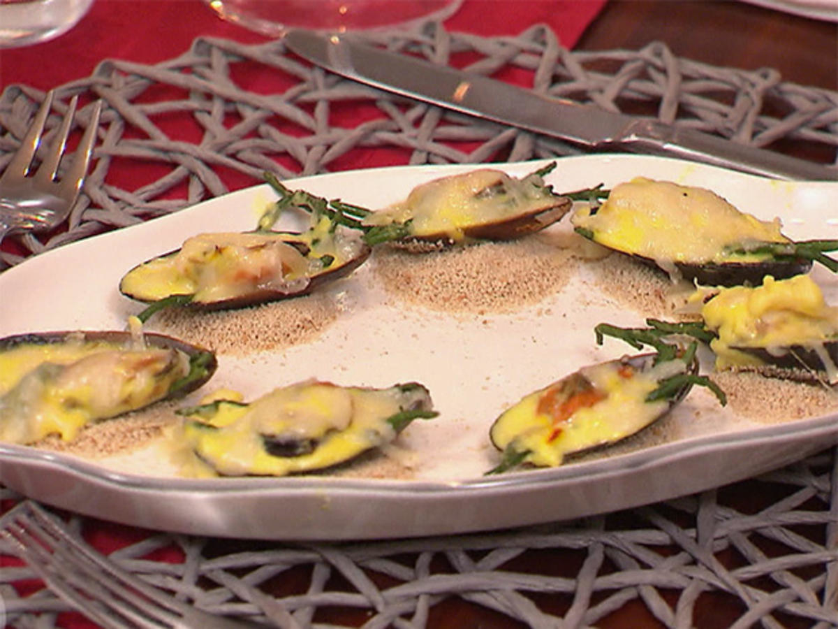 Miesmuscheln auf Queller mit Safransauce und Grana Padano gratiniert