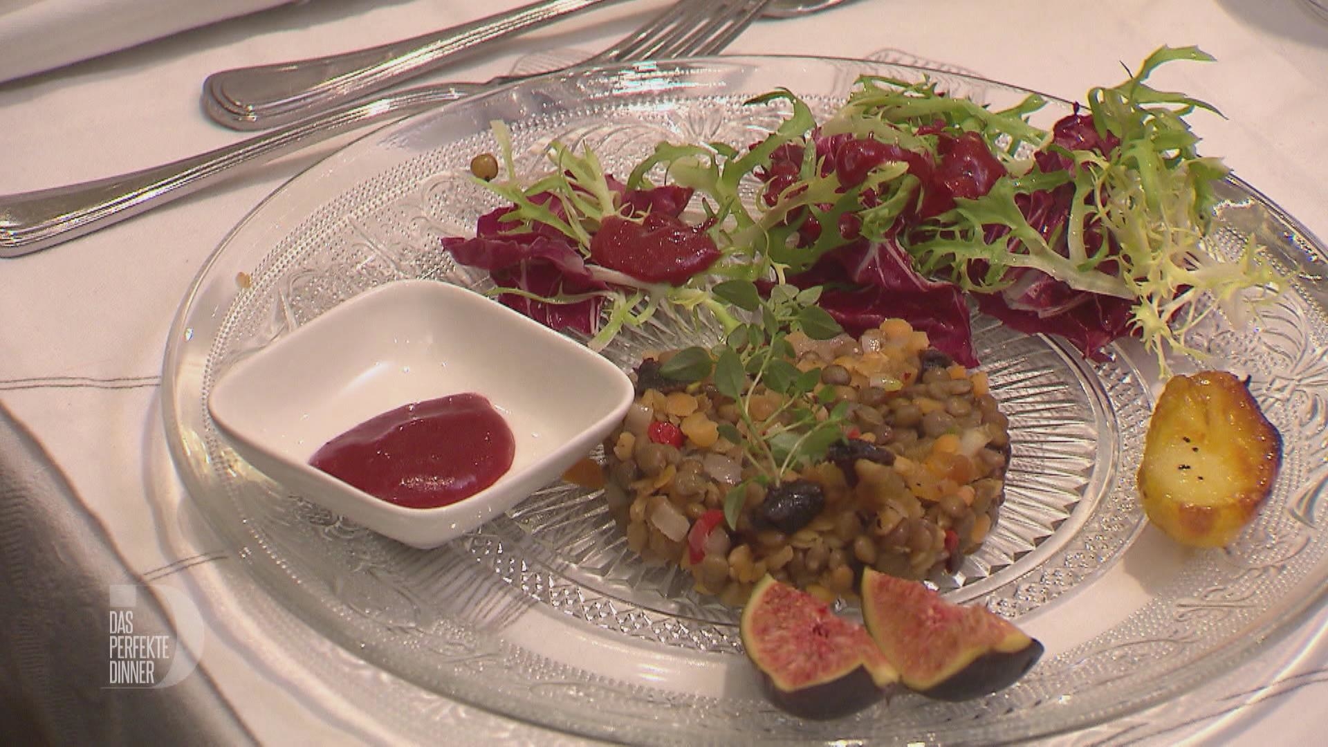 Linsen-Feigen-Salat mit Backobst, Friséesalat und Himbeerdressing