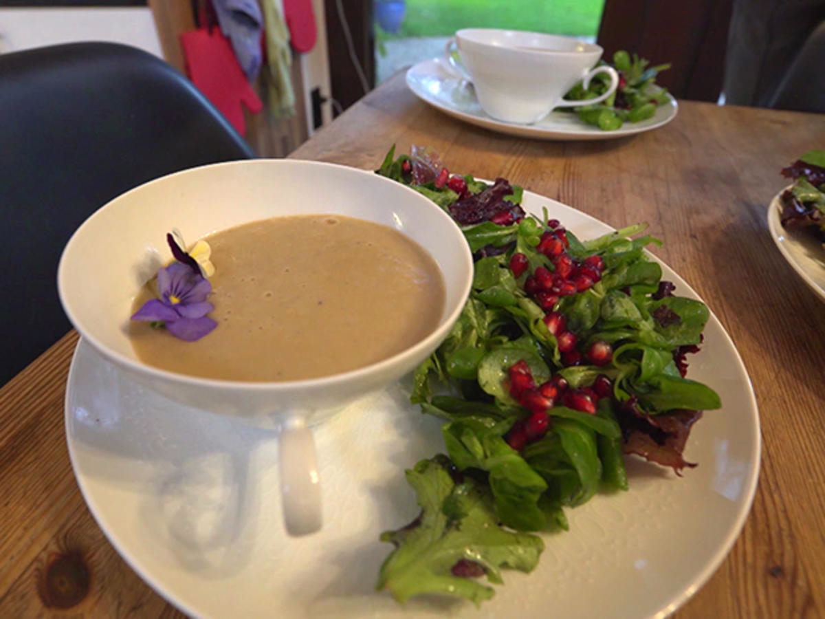 Maronencremesuppe an Salatbett mit Granatapfelkernen