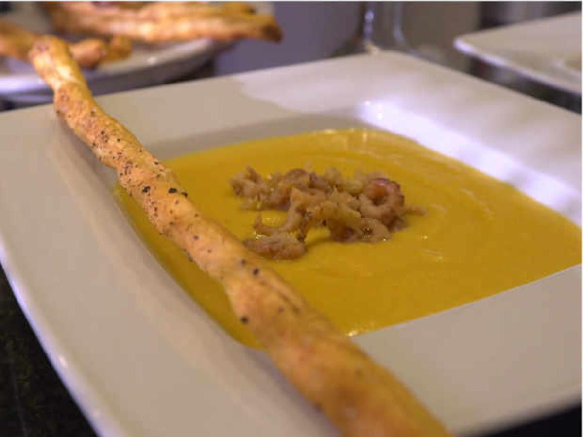 Kartoffel Karottensuppe mit Krabbeneinlage und Blättersteigspirale