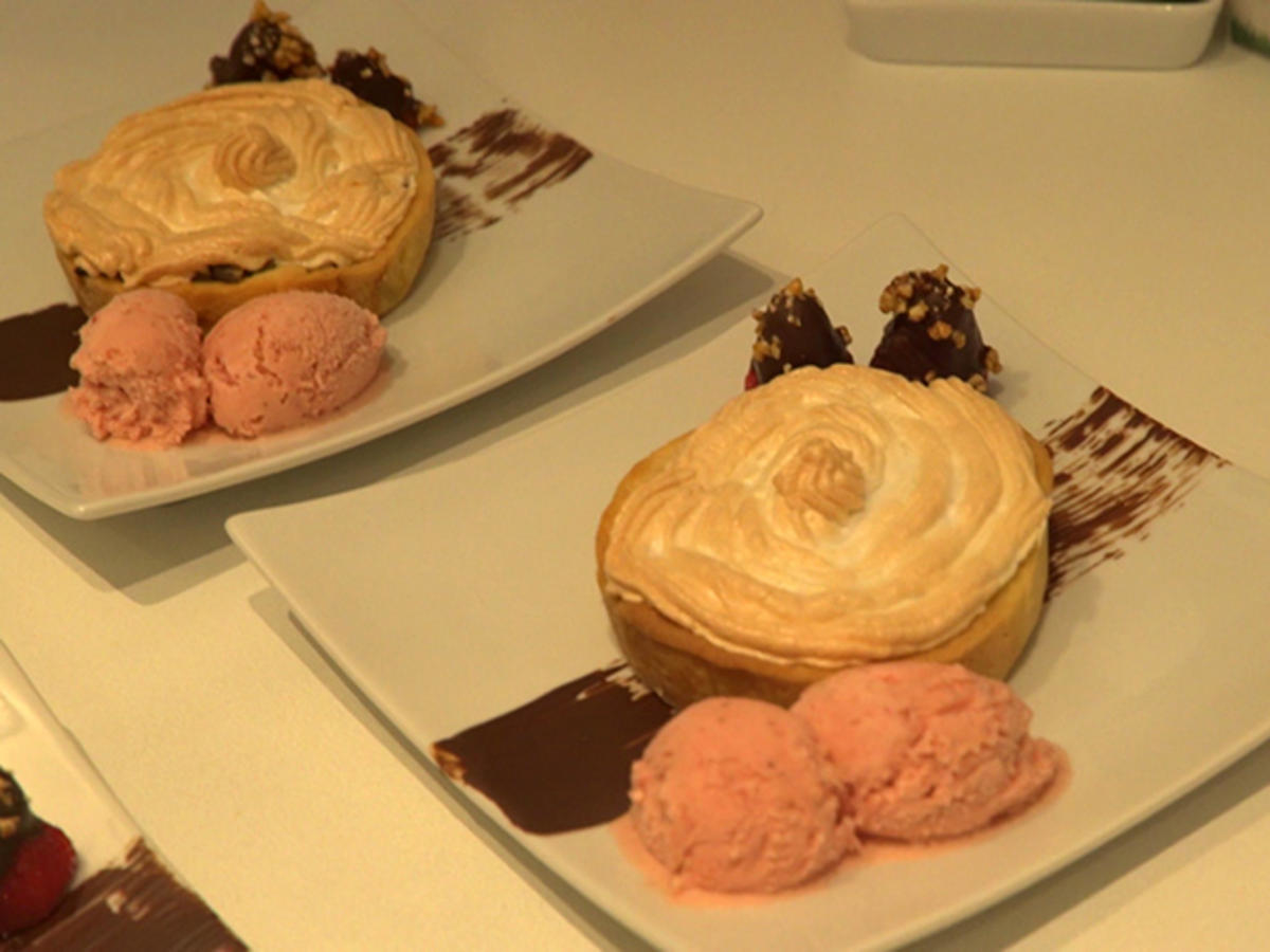 Rhabarbertörtchen mit Baiserhaube, Erdbeereis und Schokoerdbeeren