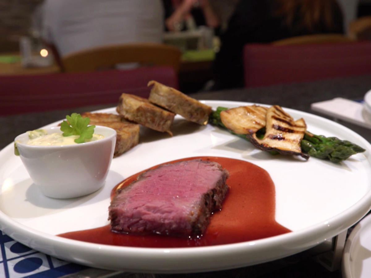 Roastbeef mit Serviettenknödeln aus Vinschgauer, Kräuterseitlingen und grünem Spargel