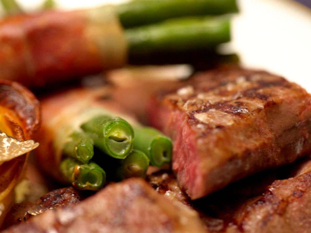 Sous-vide-gegartes Roastbeef auf einer Rotweinjus