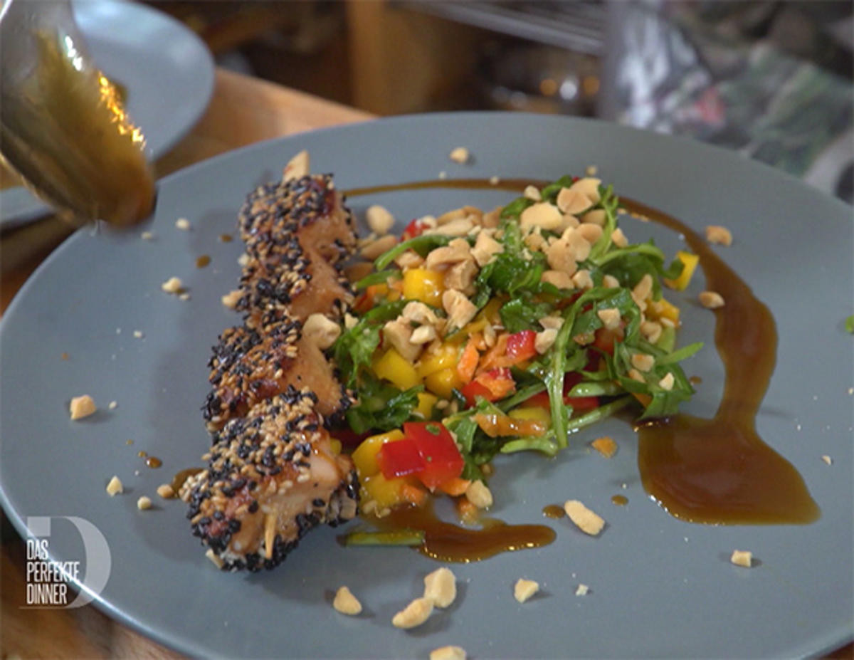 Exotischer Mango-Paprika-Salat, Lachs in Sesamkruste und Teriyakisauce