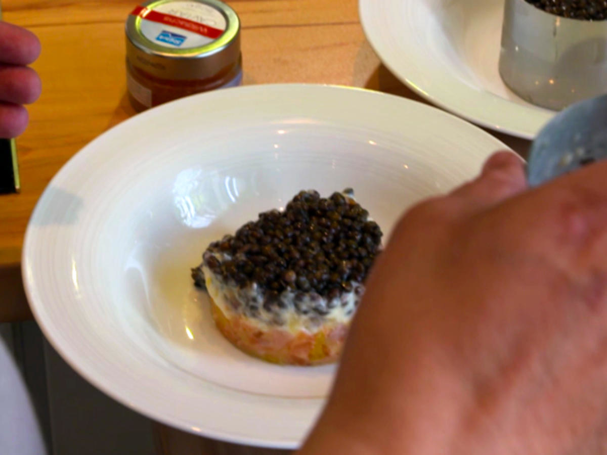 Lachs-Orangen-Tatar mit Spargelmousse und Belugalinsen