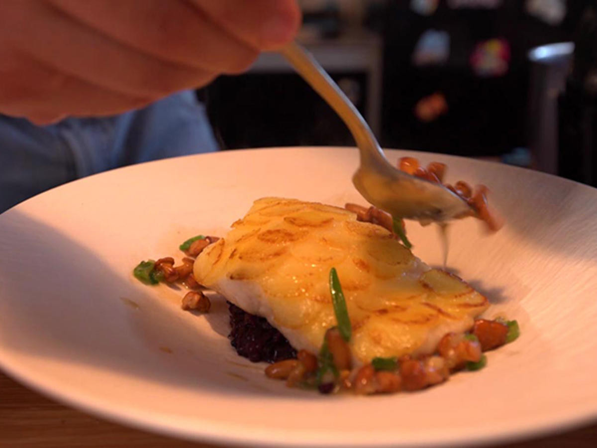 Steinbutt im Pfifferlingsud, Kartoffelschuppen, Venere Risotto und Weißweinschaum