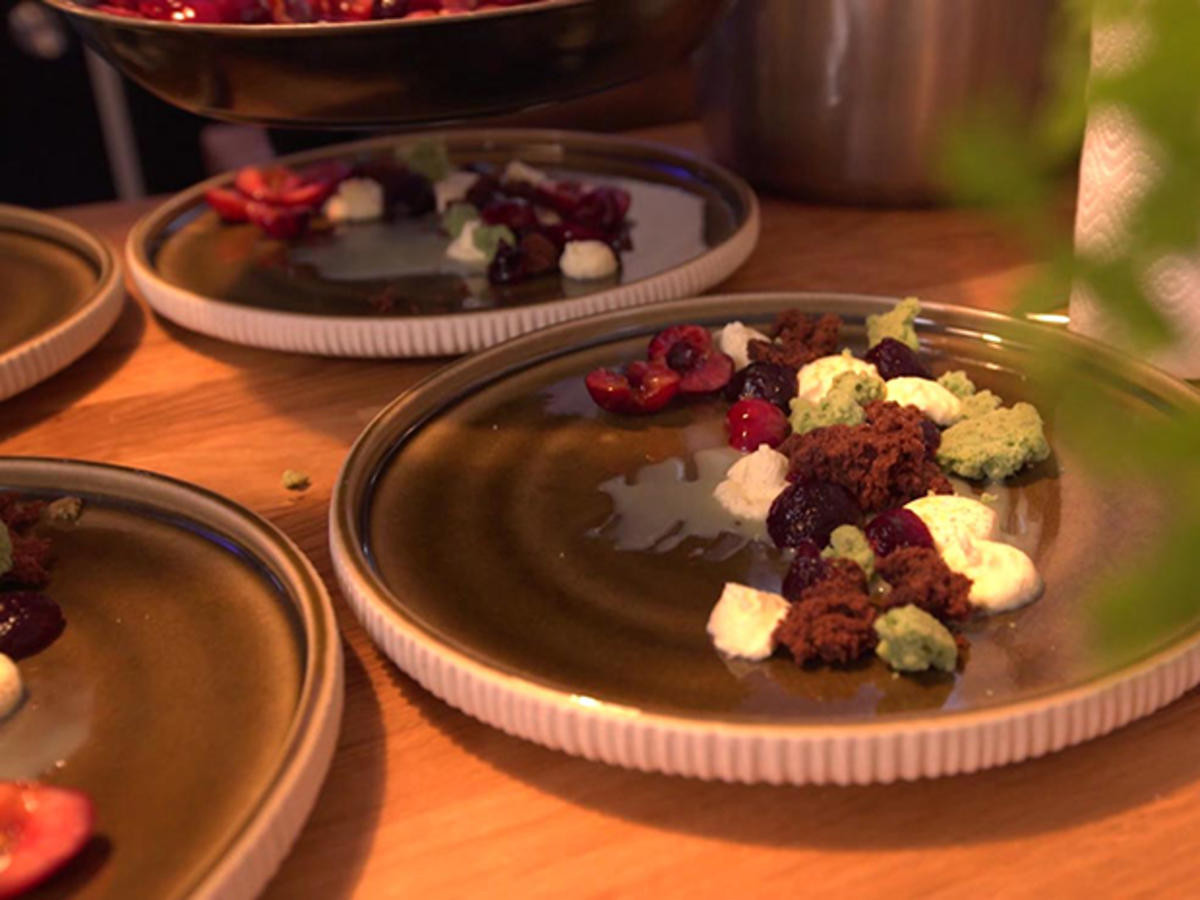 Mascarpone-Creme mit Kirschen, Minzcrumble und Vanille-Kirsch-Eis