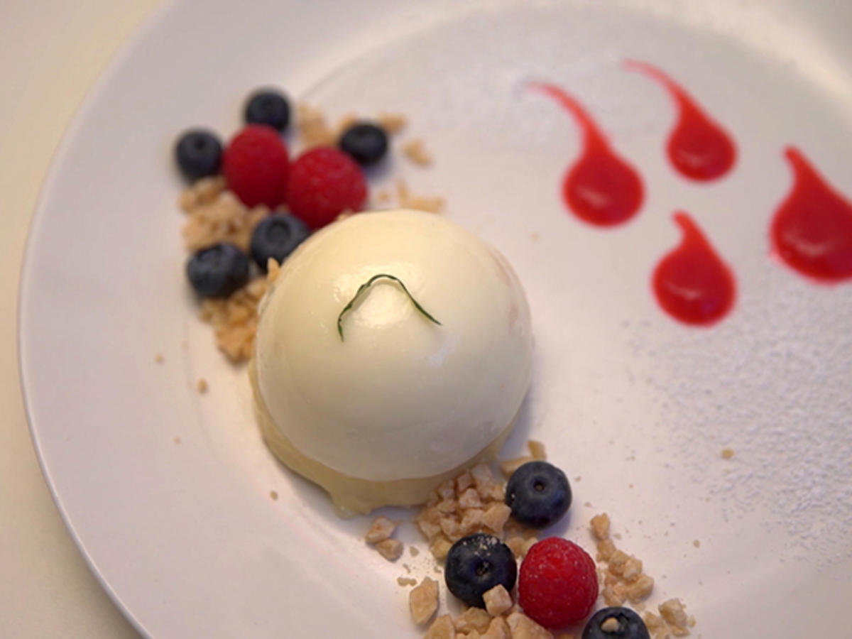 Limettenjoghurt-Mousse auf Biskuit mit weißer Mirror Glaze
