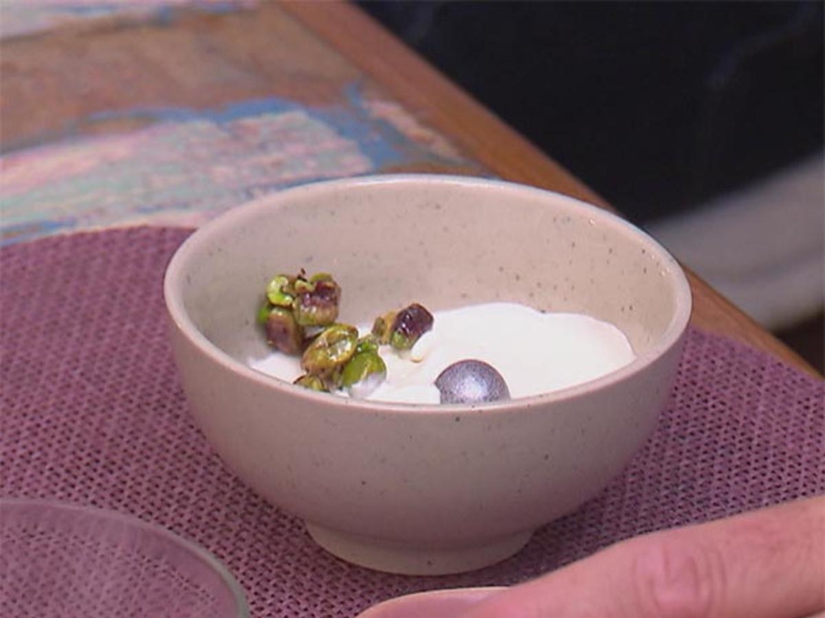 Griechisches-Joghurt-Eis mit Ouzo und Pistazien-Krokant dazu Granita