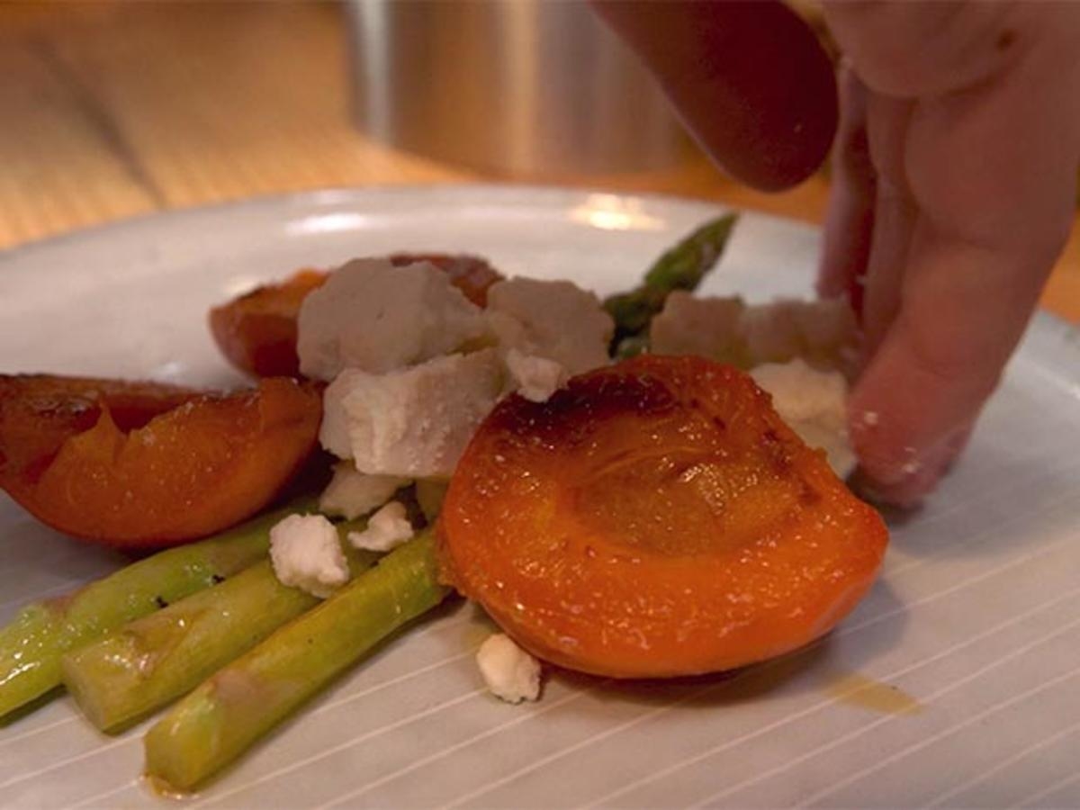 Grüner Spargel mit karamellisierten Haselnüssen und Aprikose