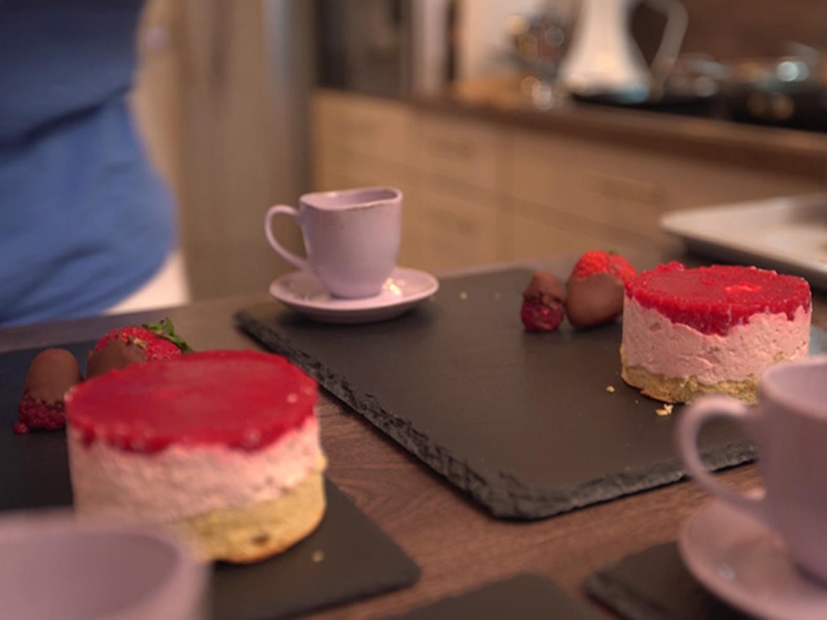 Apfeltarte mit Parfait von der weißen Schokolade