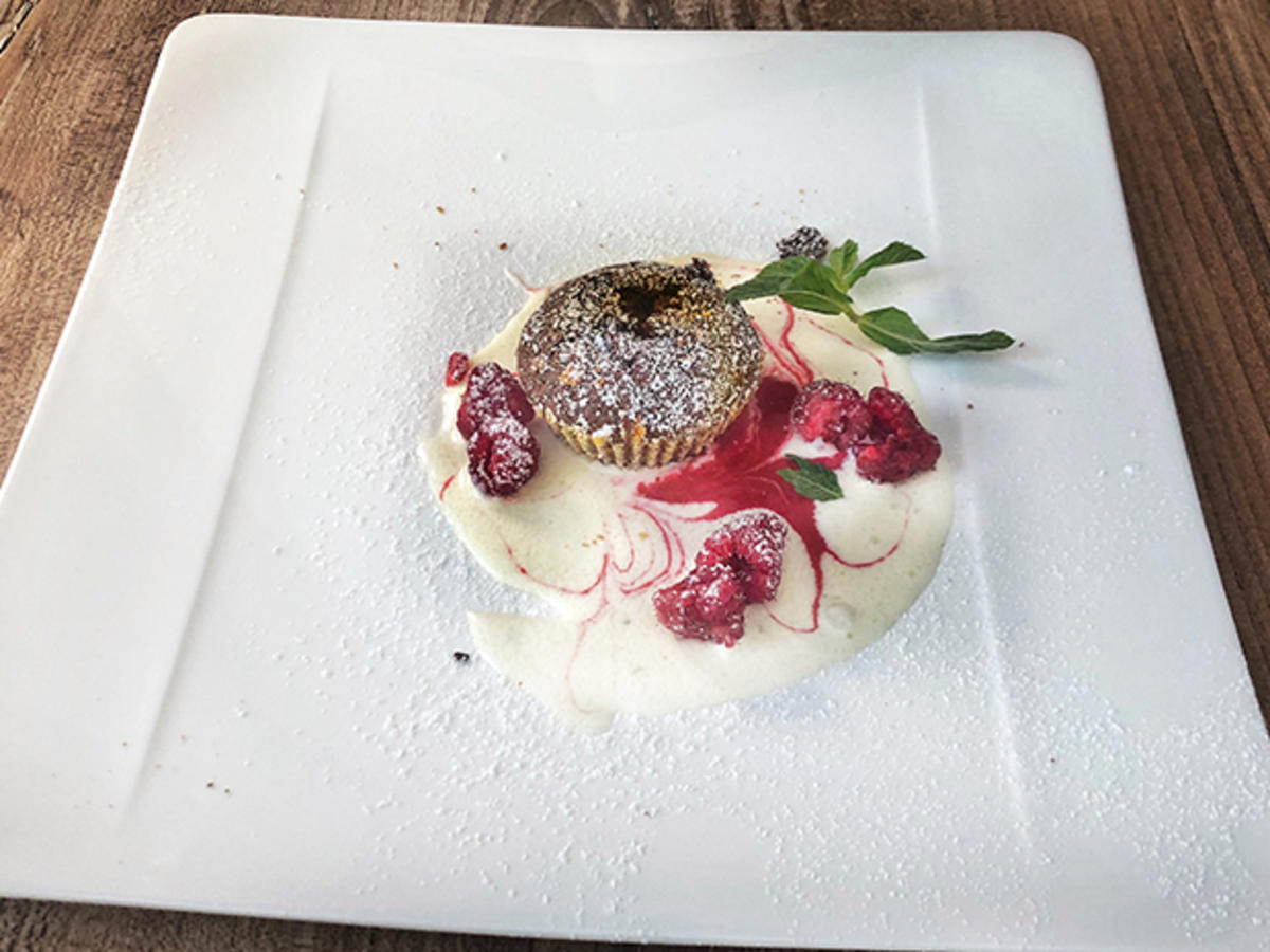 Schokokuchen mit flüssigem Kern mit Himbeeren (Vanessa Mai)